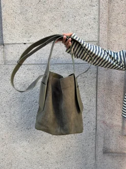 Sile skuldertaske i ruskind med sidelommer - Kaki