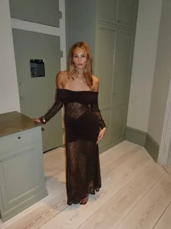Silje off shoulder kjole med blonder - Brun