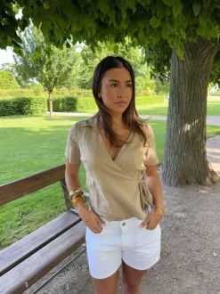 Silviana bluse med bindedetalje - Beige