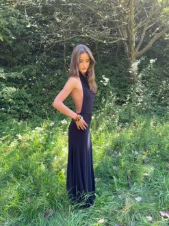 Skyla maxikjole med åben ryg - Sort