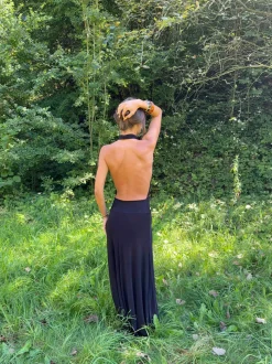 Skyla maxikjole med åben ryg - Sort