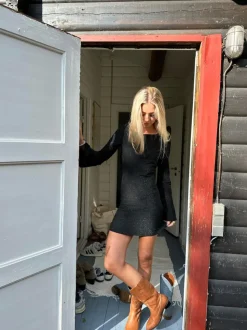 Solange glitterkjole med åben ryg - Sort