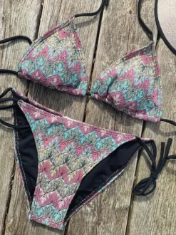 Sunny bikini - Wavy beach