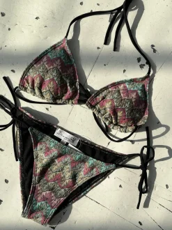 Sunny bikini - Wavy beach