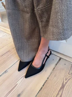 Suzanne slingback hæle med detaljer - Sort
