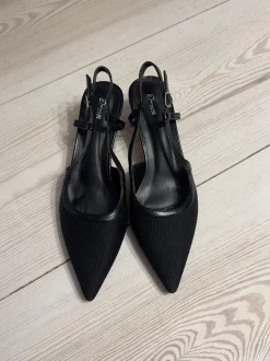 Suzanne slingback hæle med detaljer - Sort