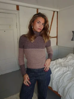 Swela striktrøje med turtleneck - Mørkebrun/lyserød