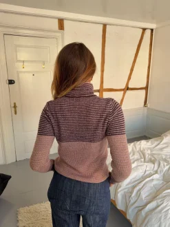 Swela striktrøje med turtleneck - Mørkebrun/lyserød