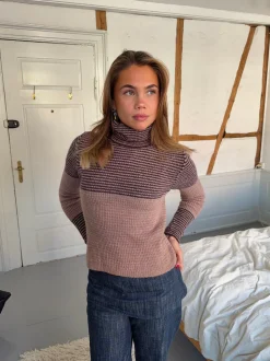 Swela striktrøje med turtleneck - Mørkebrun/lyserød