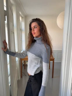 Swela striktrøje med turtleneck - Lyseblå/mørkeblå