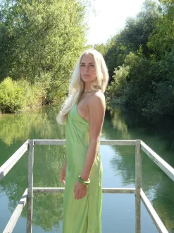 Talia halterneck kjole i satin - Grøn
