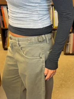 Taya jeans med spændedetaljer - Sage grøn