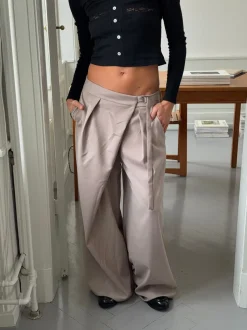 Trina suitbukser med spændedetalje - Beige