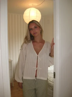 Tuniva bluse med bindedetaljer - Off white