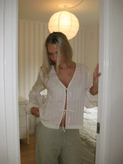 Tuniva bluse med bindedetaljer - Off white