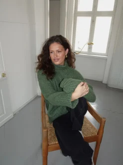Valdamara oversized striktrøje med turtleneck - Grøn