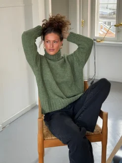 Valdamara oversized striktrøje med turtleneck - Grøn