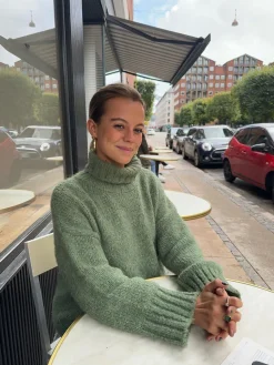 Valdamara oversized striktrøje med turtleneck - Grøn