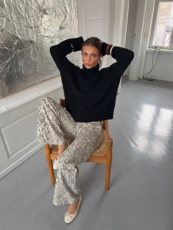 Valdamara oversized striktrøje med turtleneck - Sort