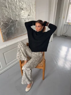 Valdamara oversized striktrøje med turtleneck - Sort