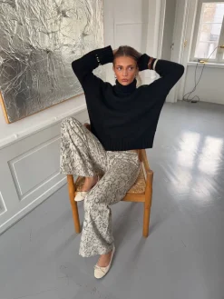 Valdamara oversized striktrøje med turtleneck - Sort