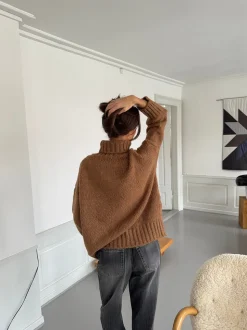 Valdamara oversized striktrøje med turtleneck - Brun