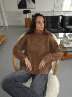 Valdamara oversized striktrøje med turtleneck - Brun