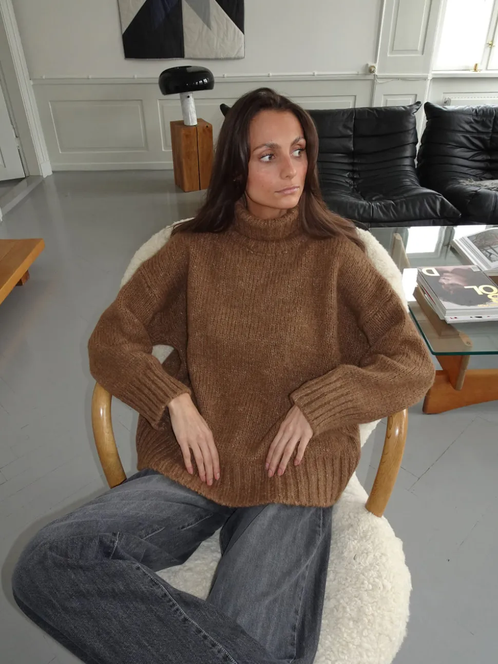 Valdamara oversized striktrøje med turtleneck - Brun