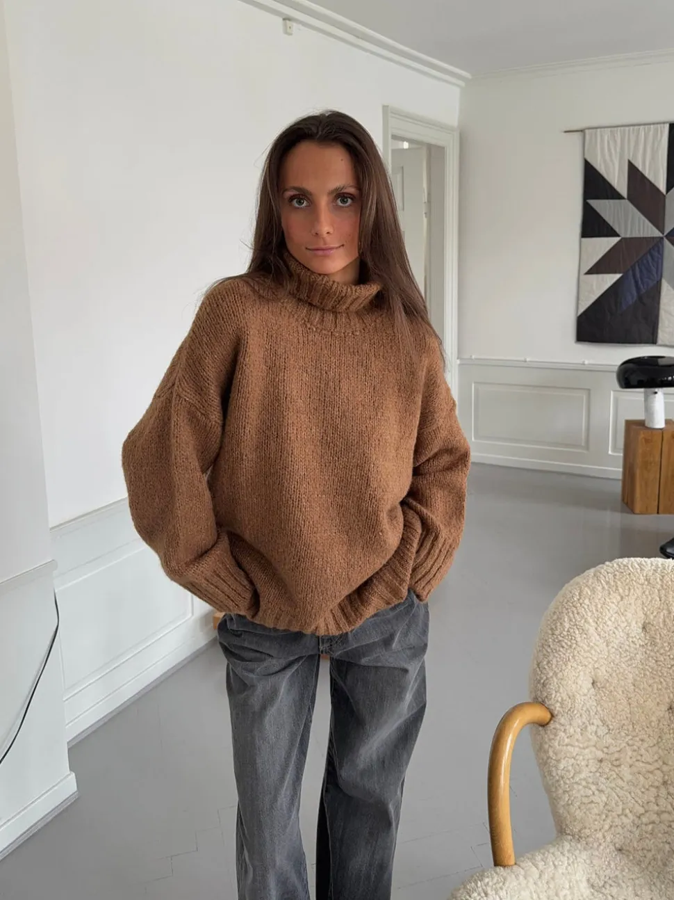 Valdamara oversized striktrøje med turtleneck - Brun