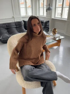 Valdamara oversized striktrøje med turtleneck - Brun