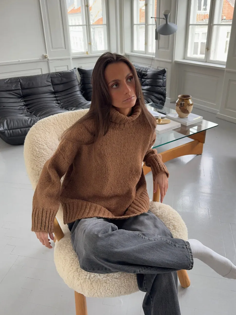 Valdamara oversized striktrøje med turtleneck - Brun